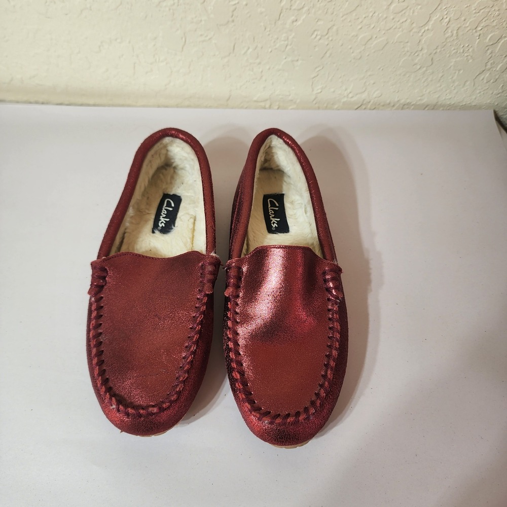 Clarks Womens Metallic Red Leather Faux Fur Lined Moccasin Slippers Size 7M